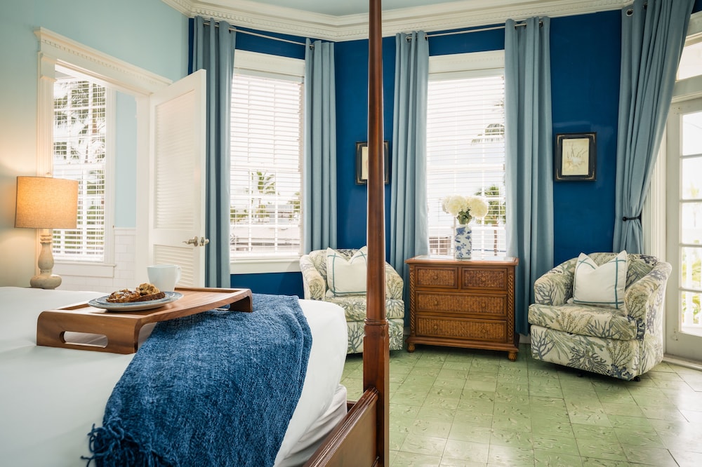 ROOM, KING BED, PARTIAL OCEAN VIEW