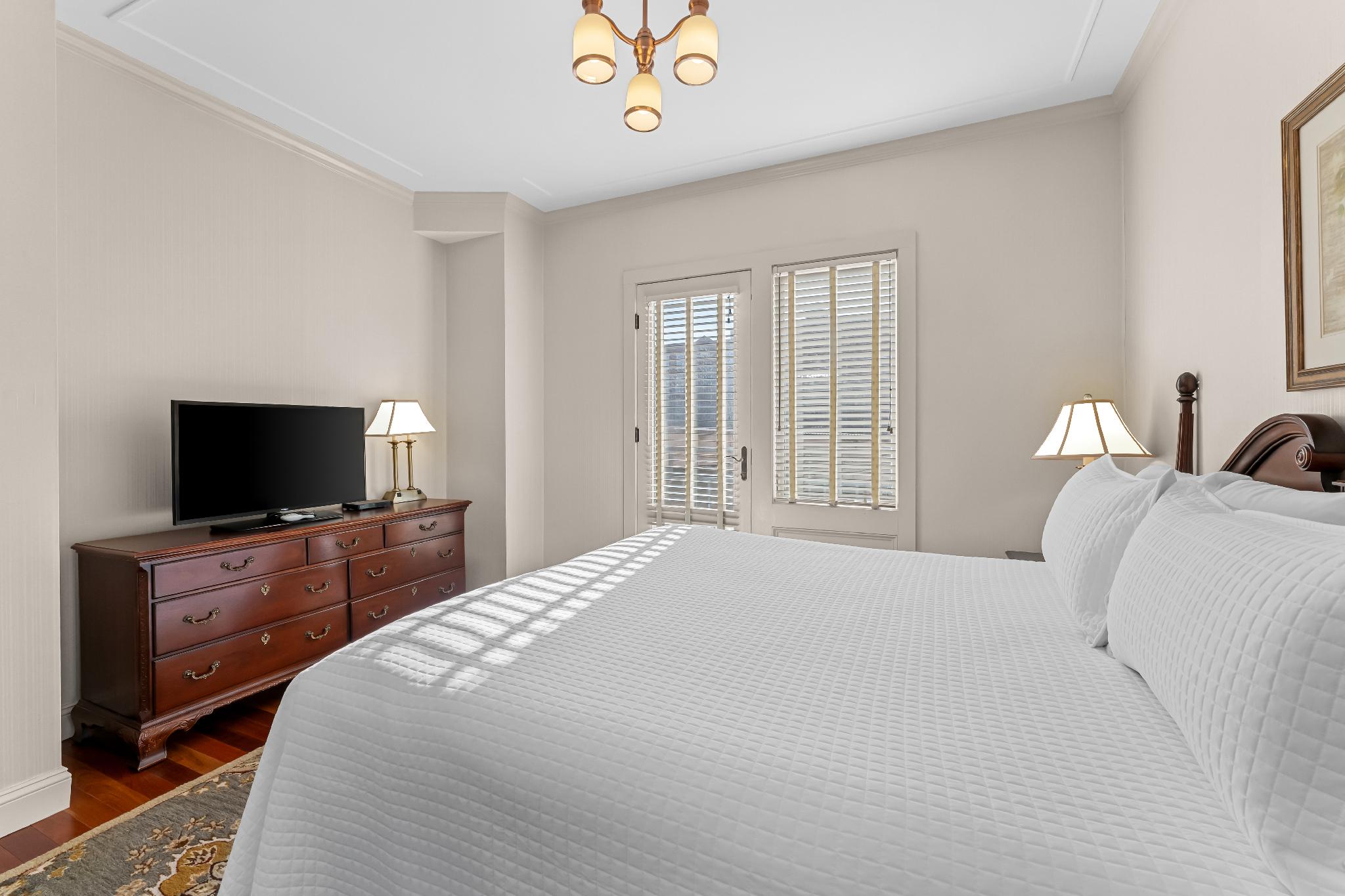 Suite, Queen Bed, Bridge View, French Balcony