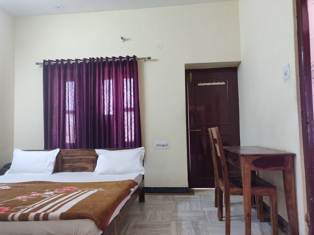 Hotel Leela Nikunj photo5