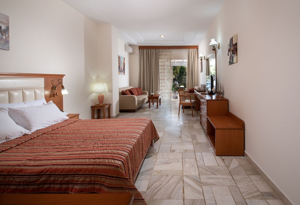 Porfi Beach Hotel 13/36