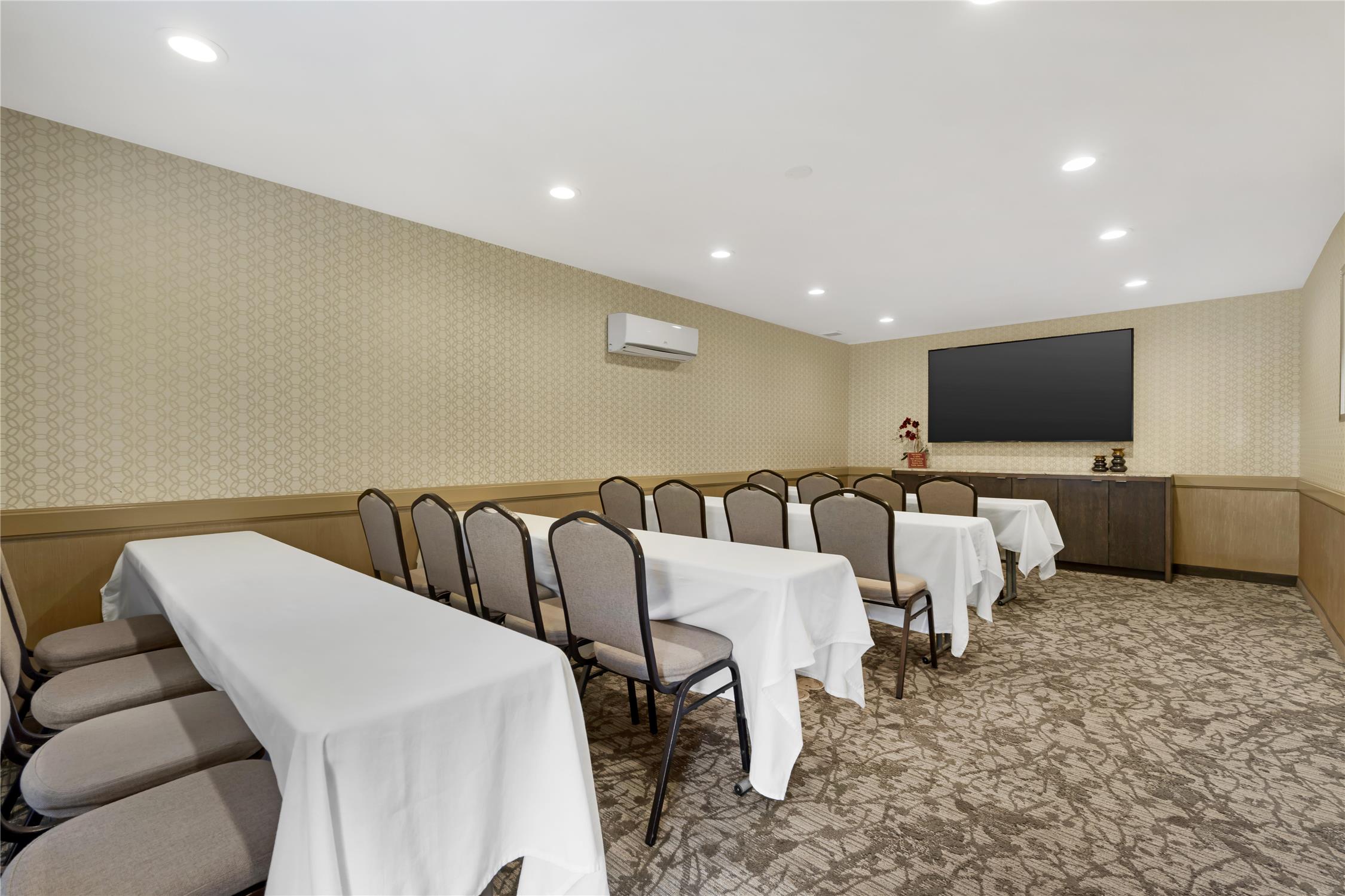 Best Western Plus Carriage Inn 67/78