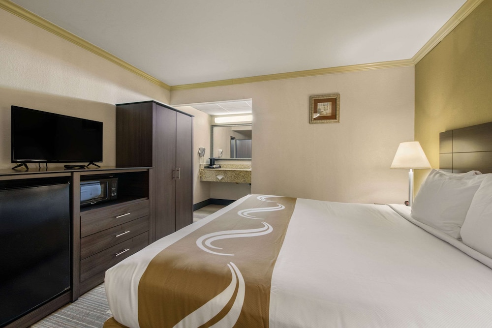 HIBISCUS Inn & Suites 14/43