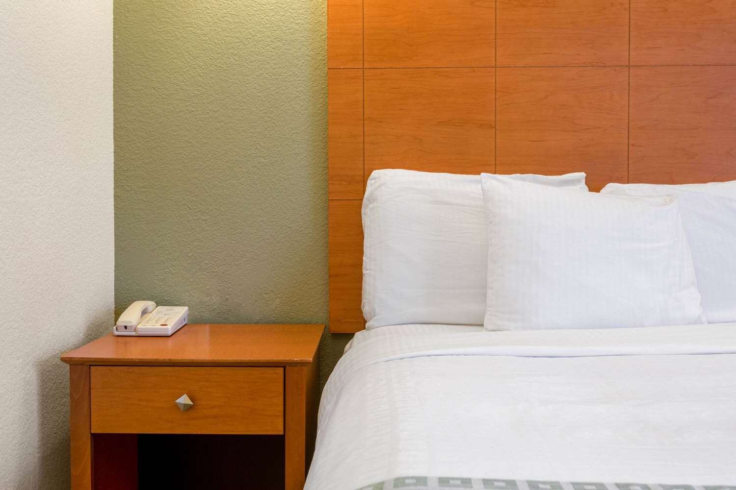 La Quinta Inn & Suites by Wyndham Tulare 24/40