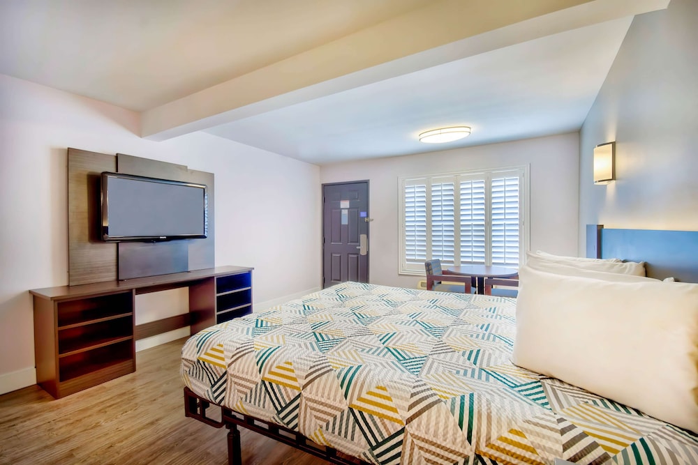 Motel6 Inglewood, CA 29/54