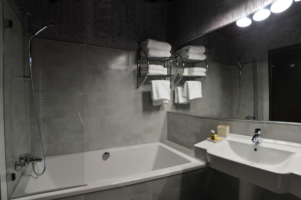 Dumbrava Hotel 24/70