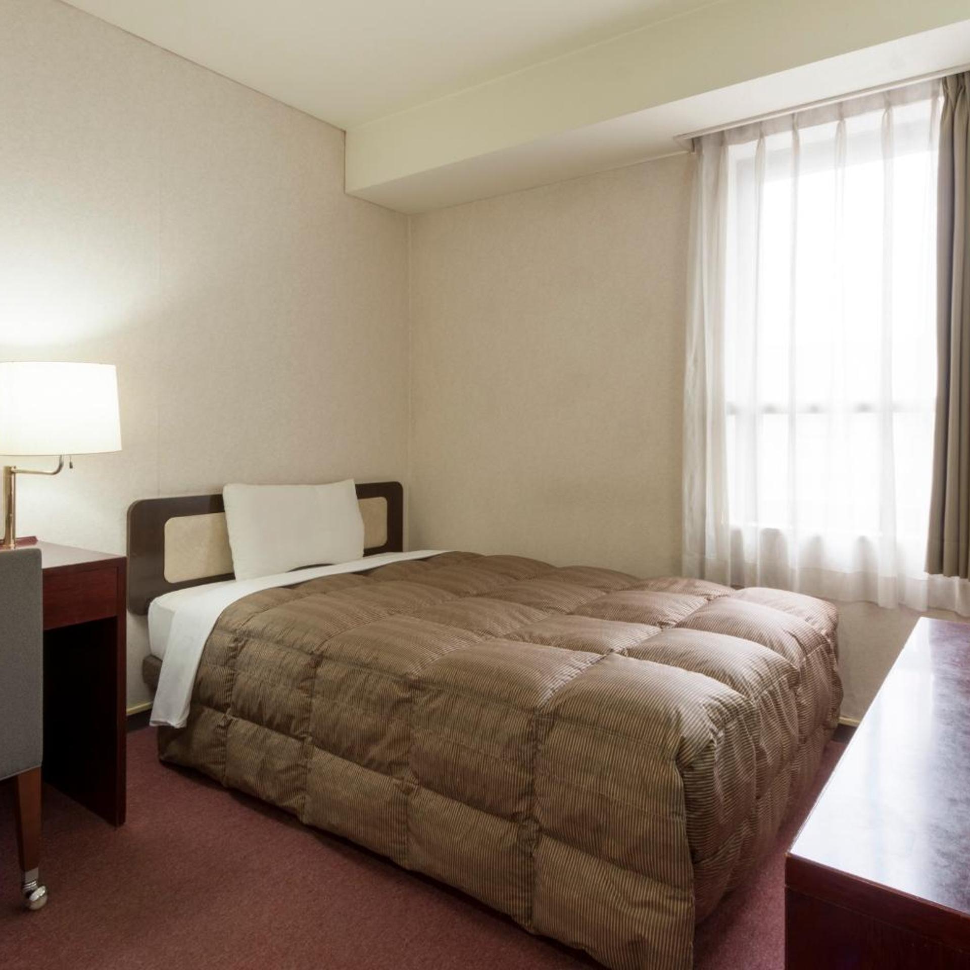 غرفة بسرير نصف مزدوج