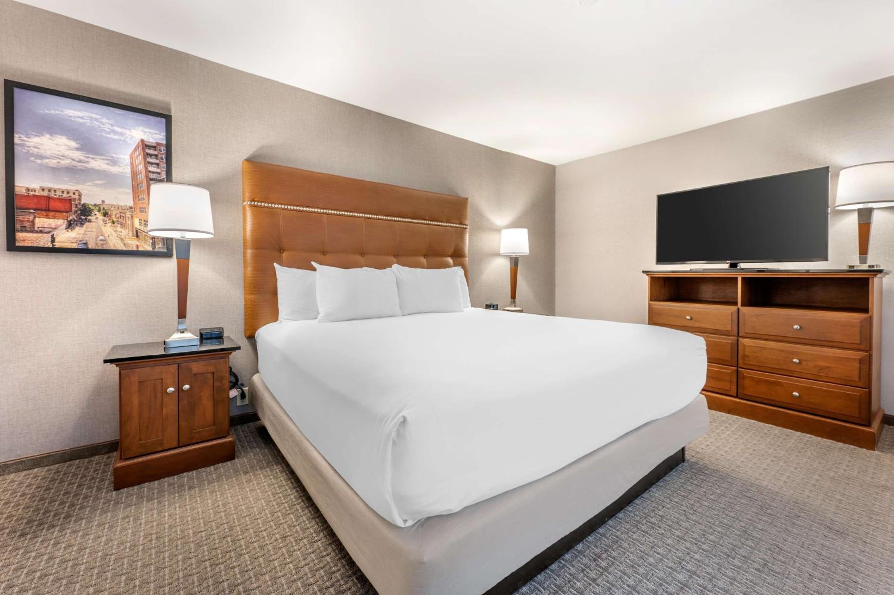 جناح بسرير كينج بغرفتين مع أريكة لذوي الإعاقة