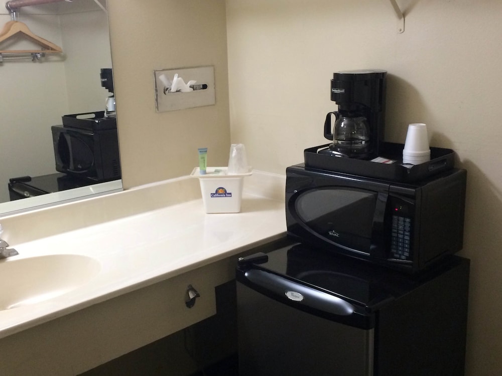 California Inn & Suites 25/31