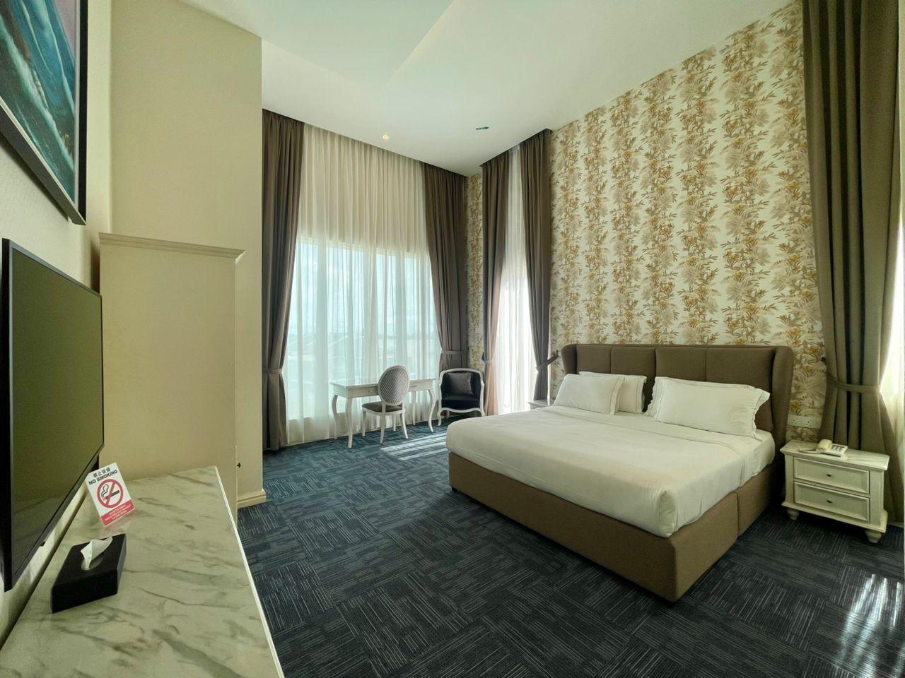Deluxe, King Bed, Outdoor Jetted Tub