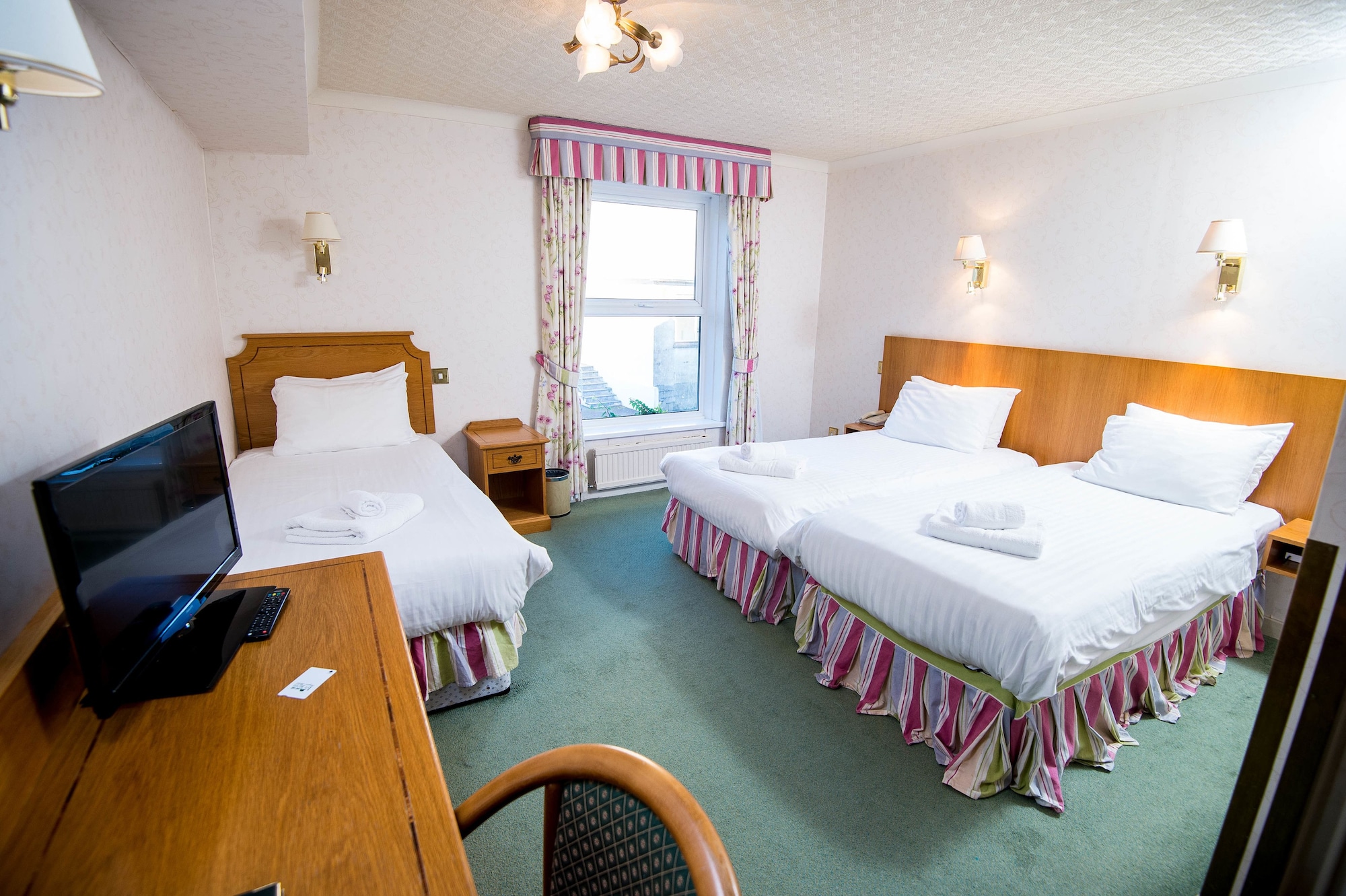 Family, Quadruple, 1 Double and 1 Single Bed 4/10