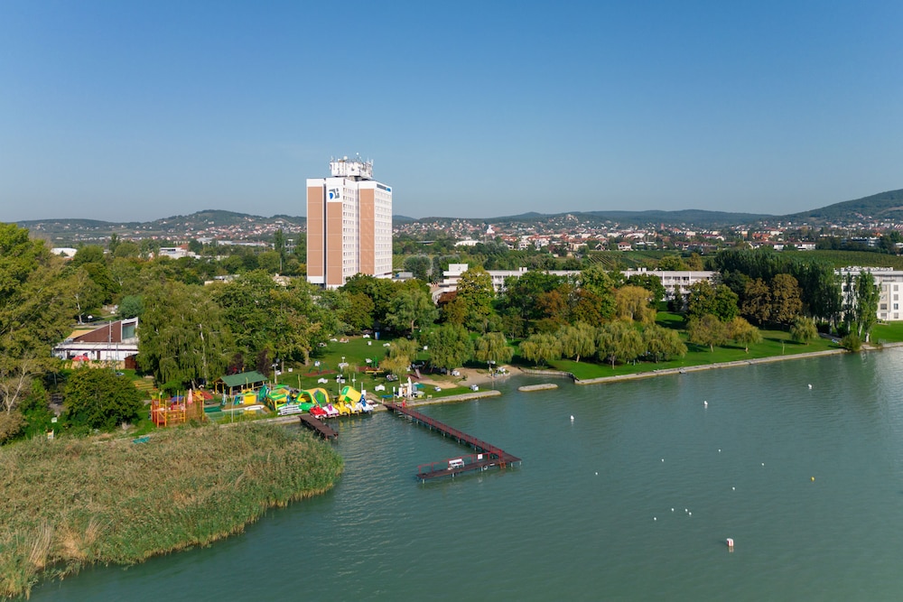 Marina Hotel 60/65