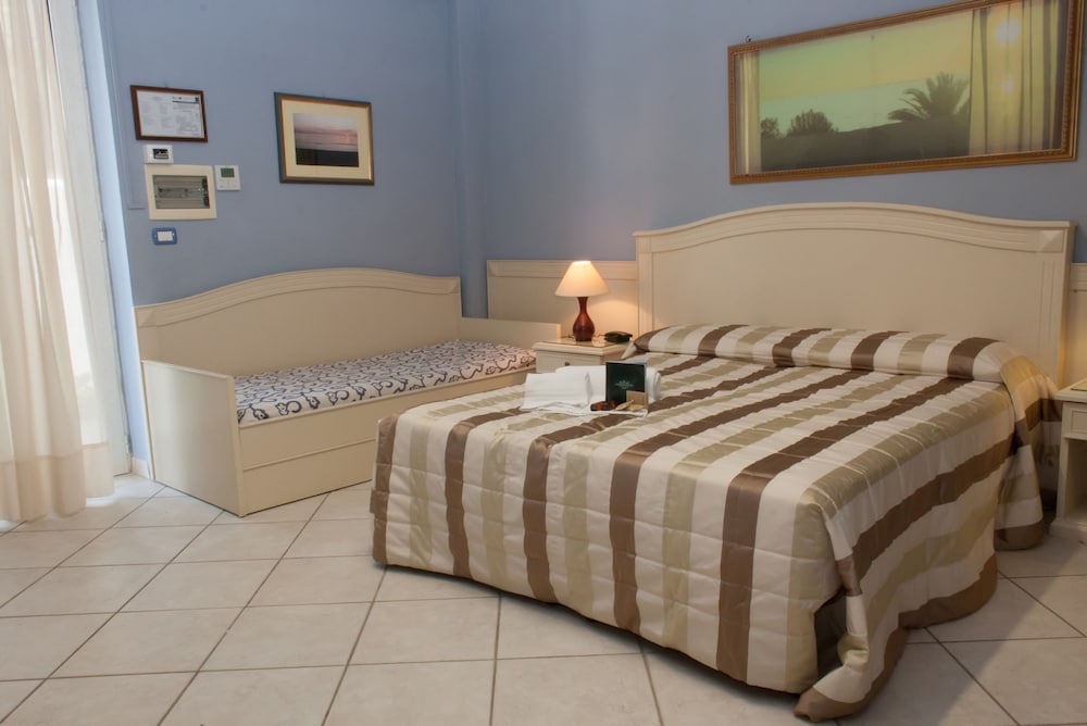 ROOM, TRIPLE