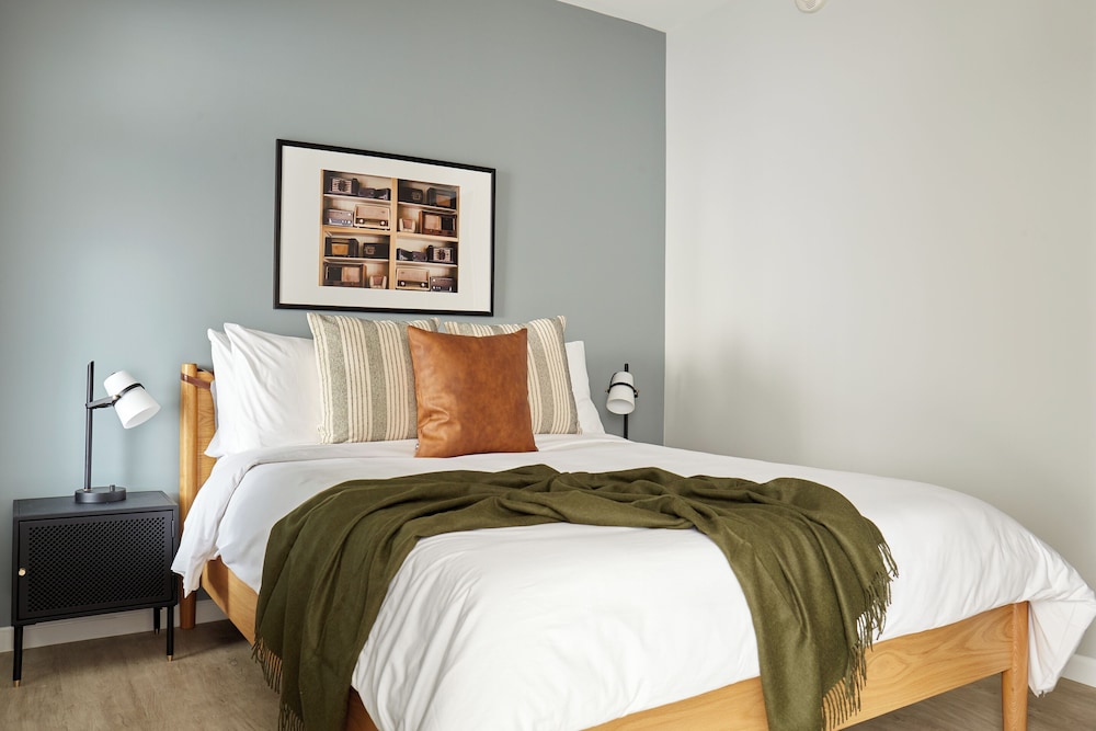 CLASSIC, SUITE, QUEEN BED, SOFA