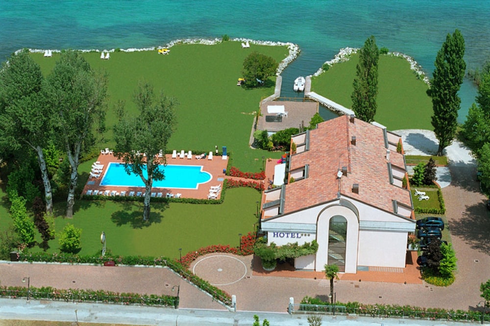 Yachting Hotel Mistral 5/79