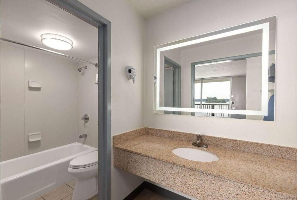 Super 8 by Wyndham Riverside AL 44/44