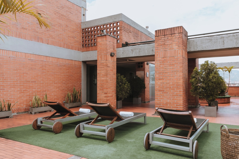 Travelers Orange Suites 44/50
