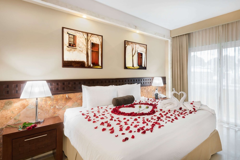 JUNIOR SUITE, KING BED