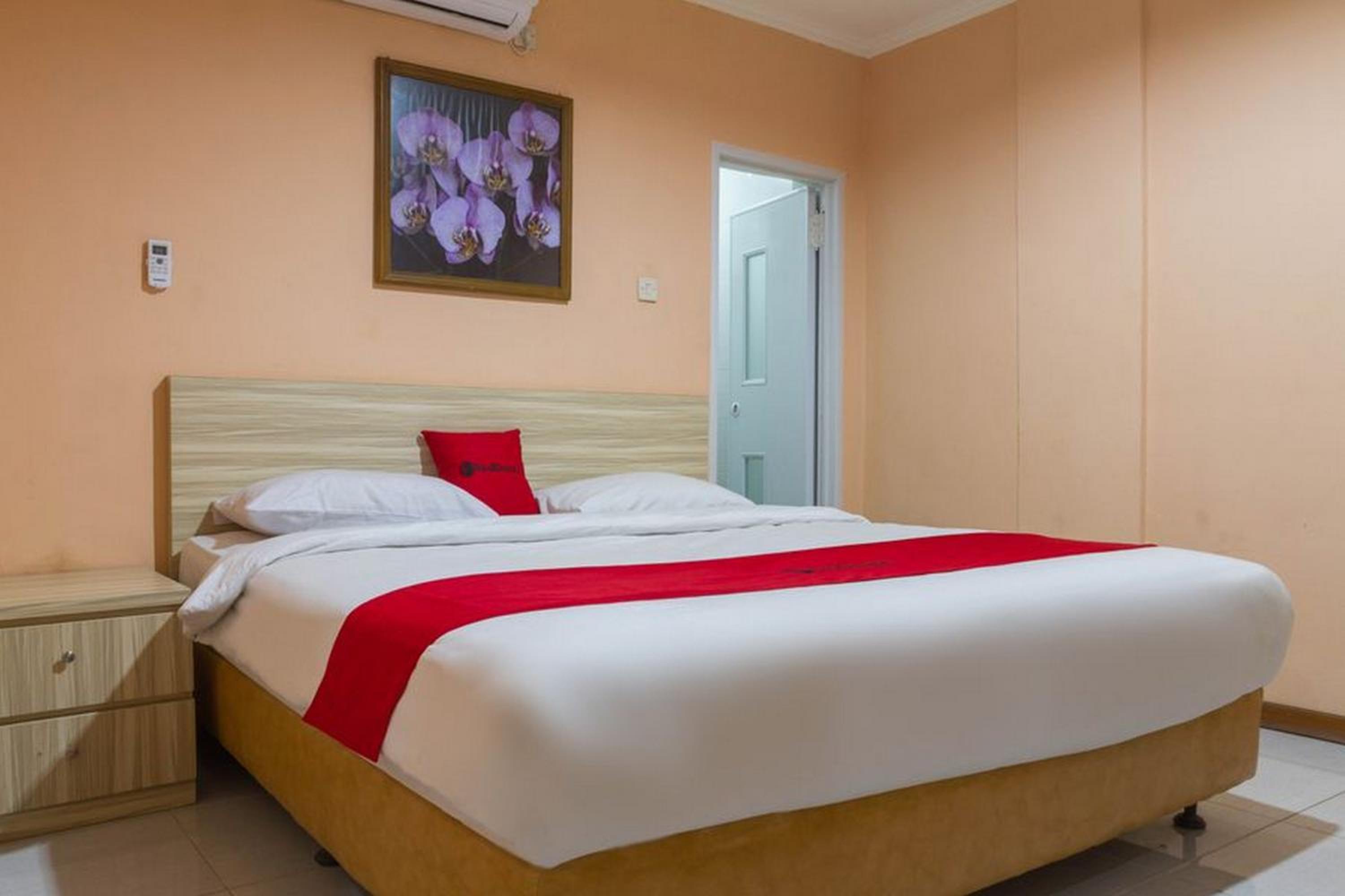 RedDoorz near Istana Plaza 2 21/50
