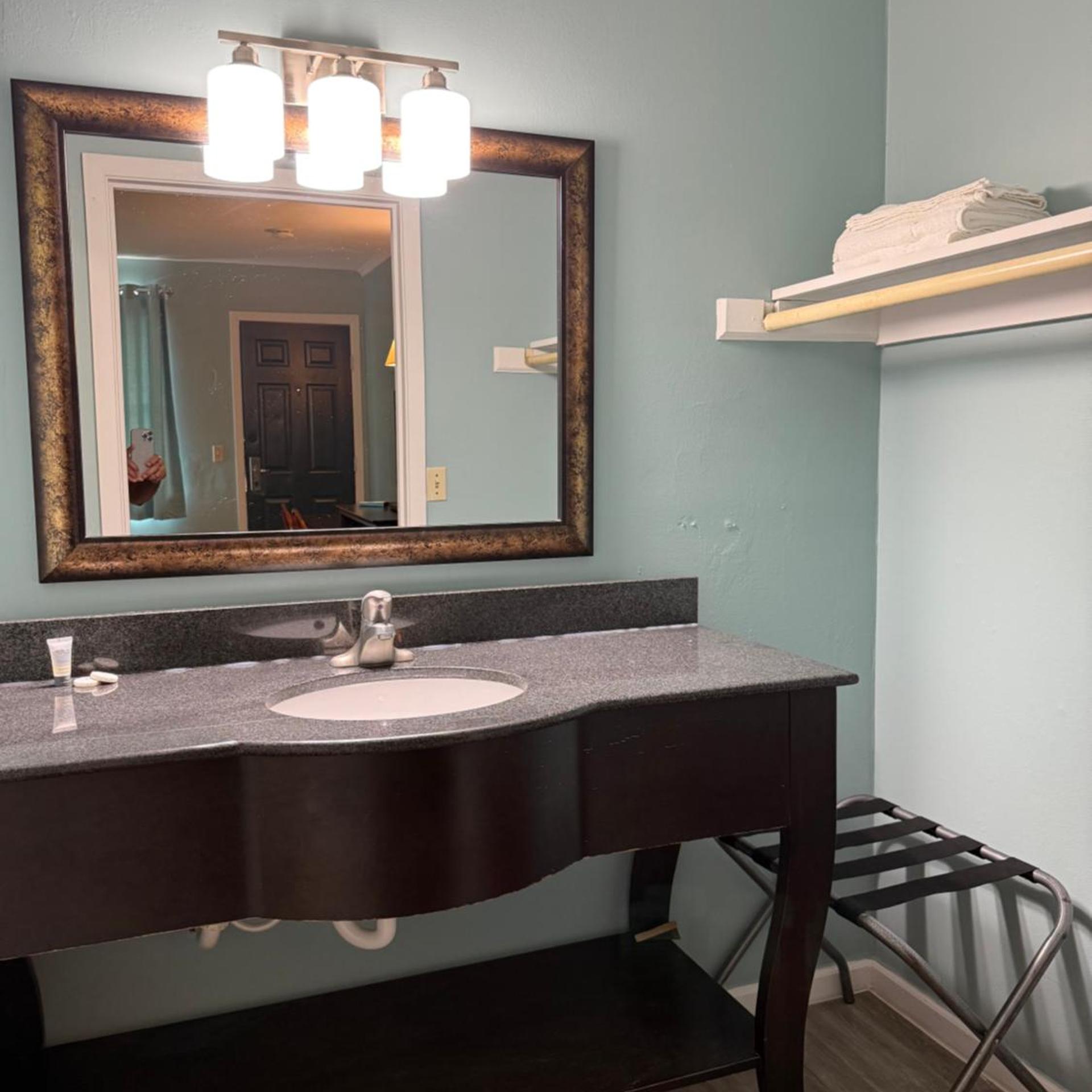 Country Club Inn &amp; Suites 7/51