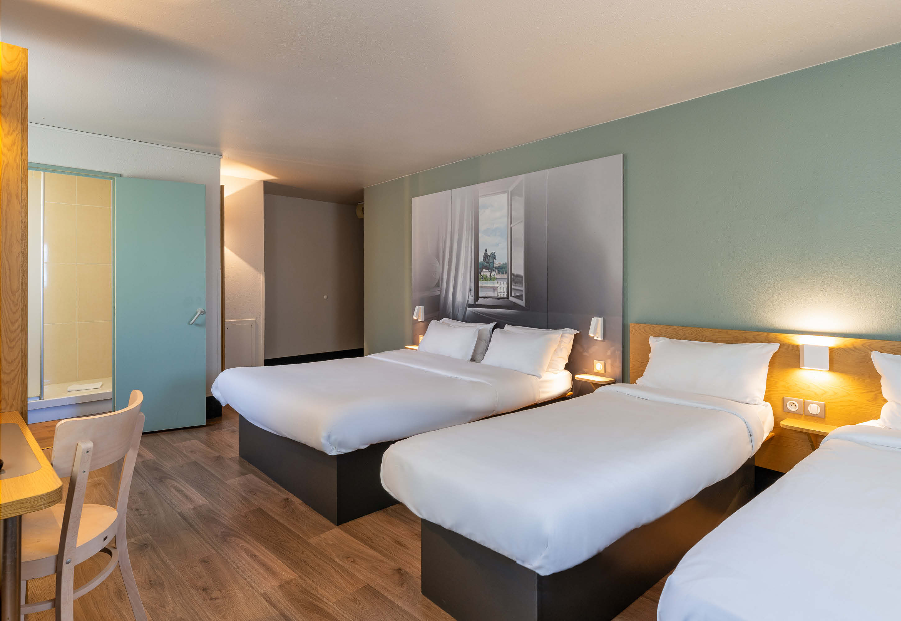 ROOM, QUADRUPLE