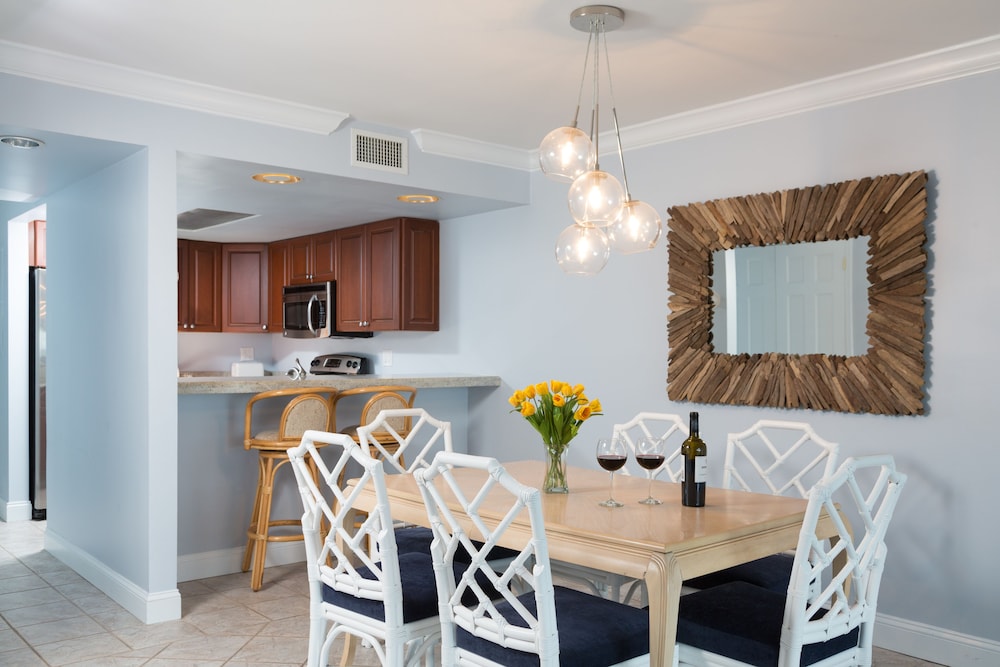 La Mer Beachfront Inn 35/38
