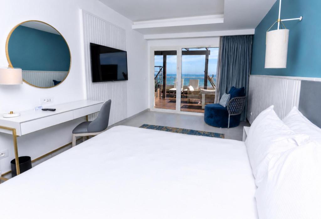 1 Bedroom, Suite, King Bed, Sea Front, Hot Tub