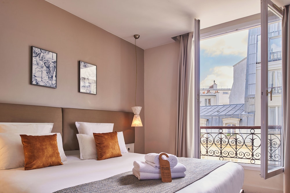 PREMIUM, TRIPLE, BALCONY