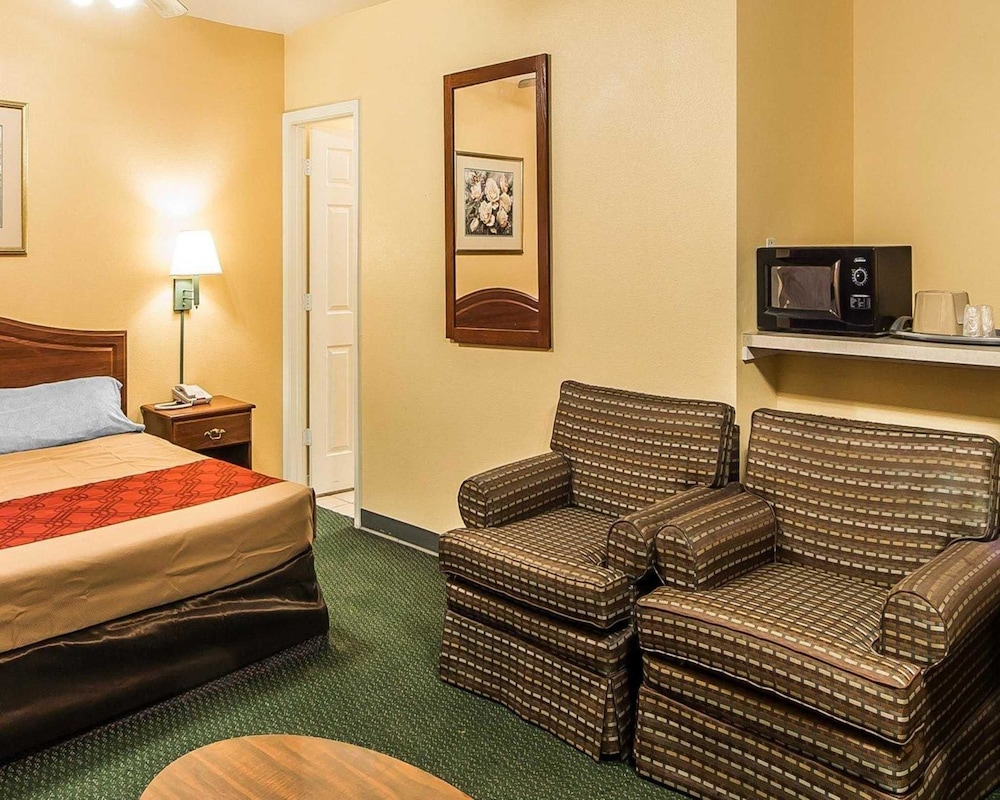 Econo Lodge Bartlesville Hwy 75 19/34
