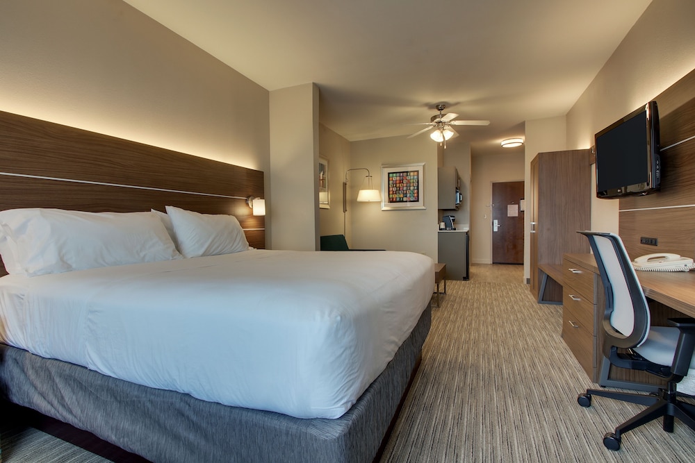 Holiday Inn Express Hotel & Suites Vernon College Area (HWY 287) 22/48