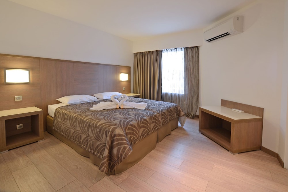 Calvi Hotel 30/65
