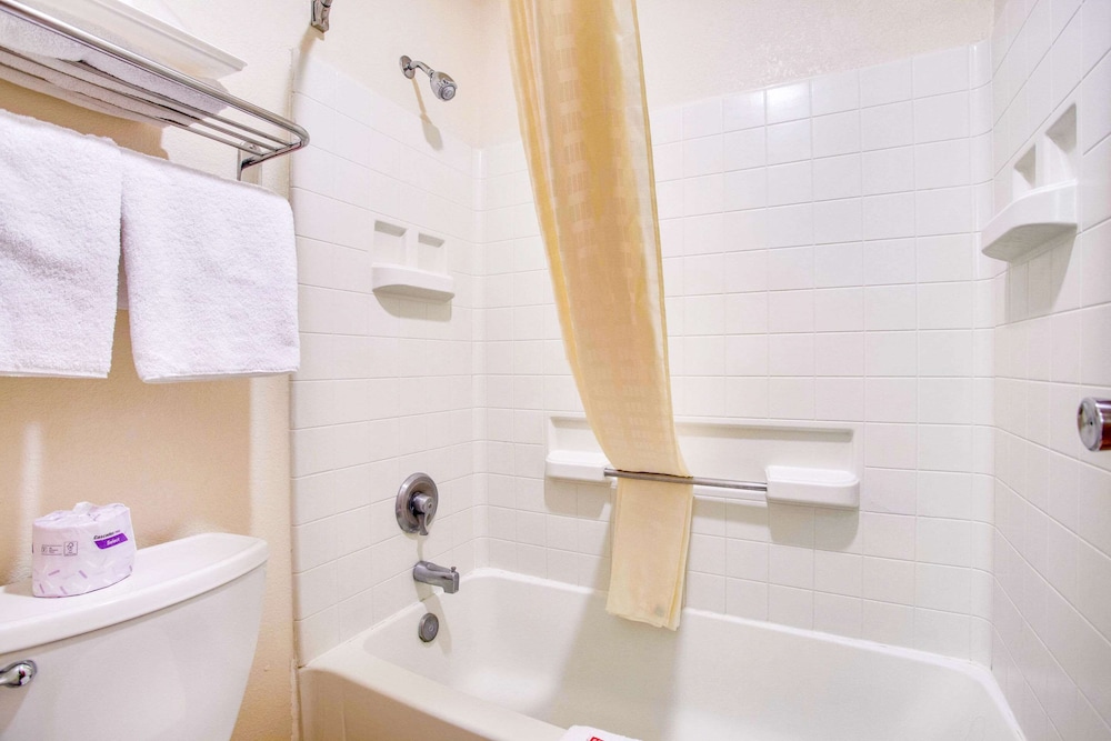 Econo Lodge Inn and Suites Albuquerque East I-40 Eubank Exit 16/37