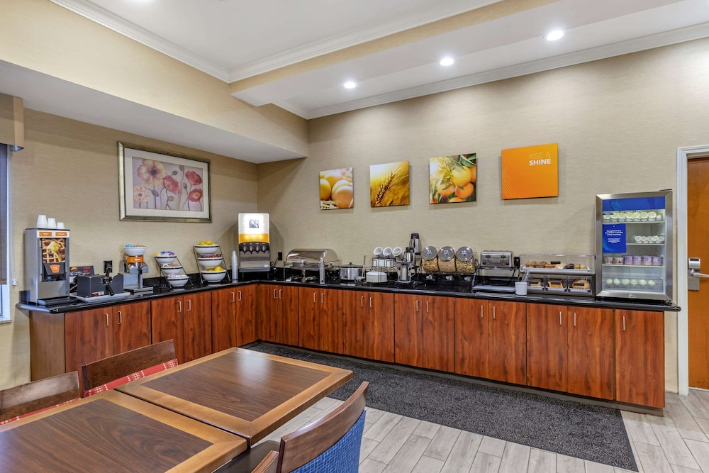 Comfort Inn & Suites Orangeburg 25/36