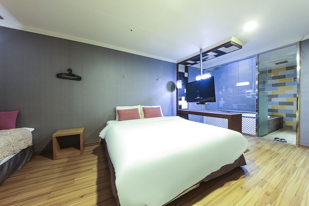 Central Hotel 13/46