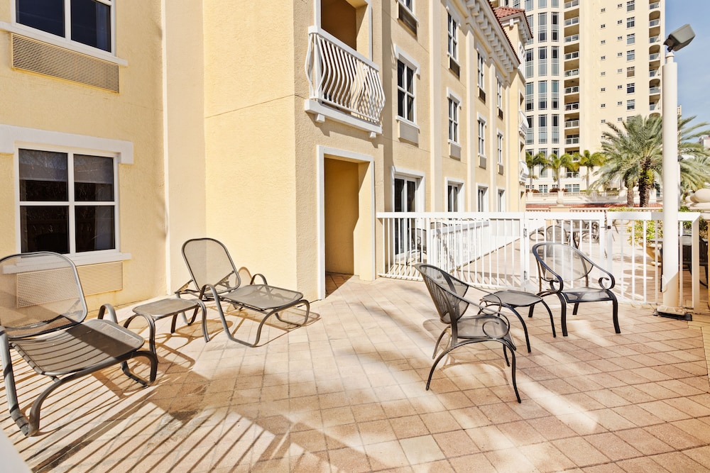 Hampton Inn Suites St Petersburg Downtown 36/51
