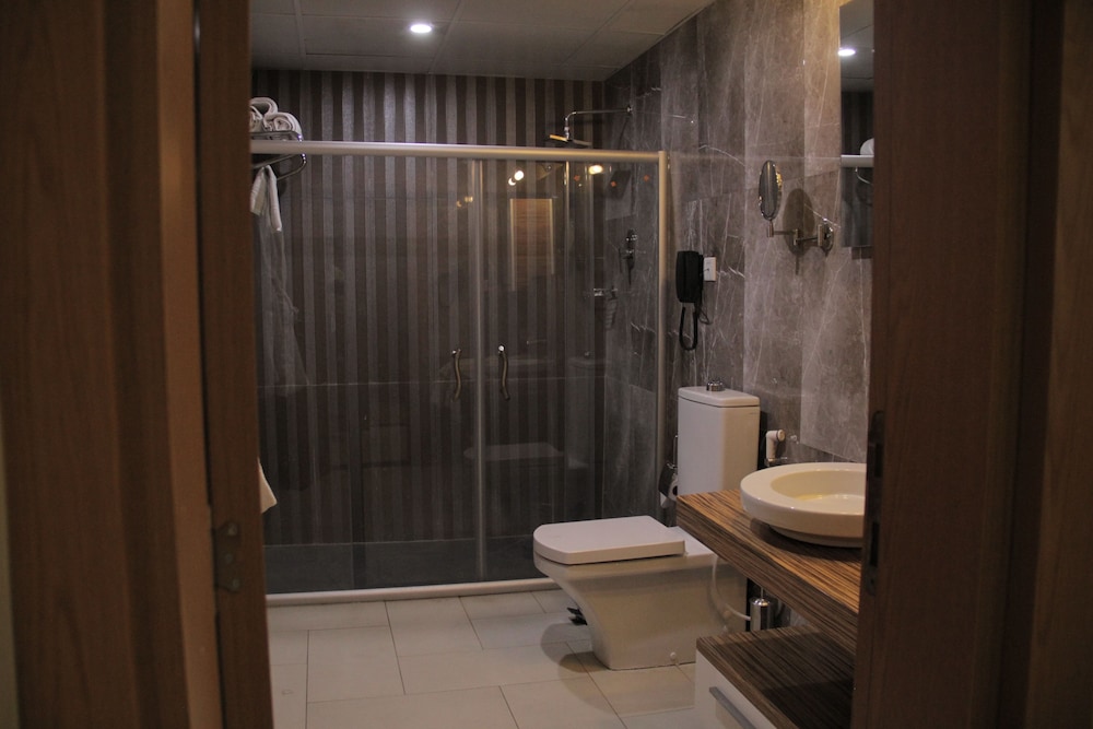 Momona Hotel 63/64