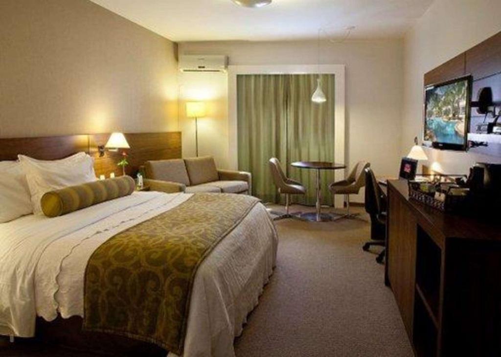 ROOM, QUEEN BED