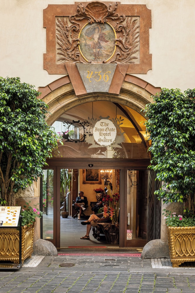 Iron Gate Hotel And Suites 13/71
