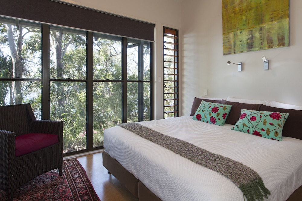 2 BEDROOMS, DELUXE, HOUSE, LAKE VIEW