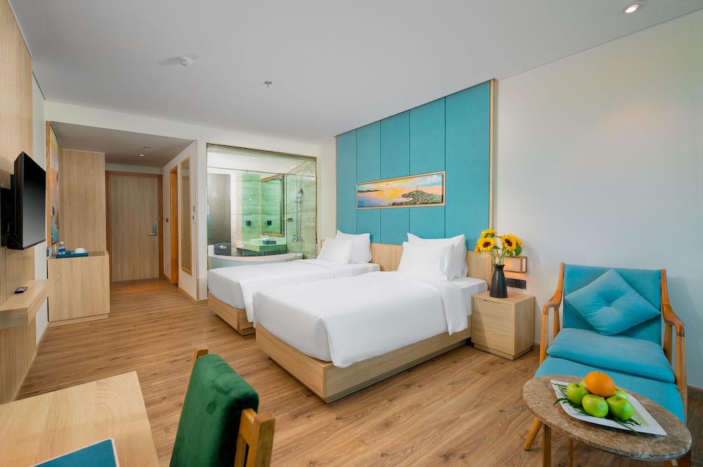 Senior, Deluxe, Twin Beds, Partial Ocean View