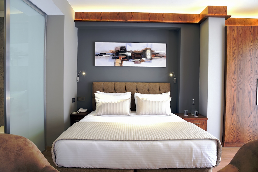 DELUXE, DOUBLE OR TWIN BED, BALCONY