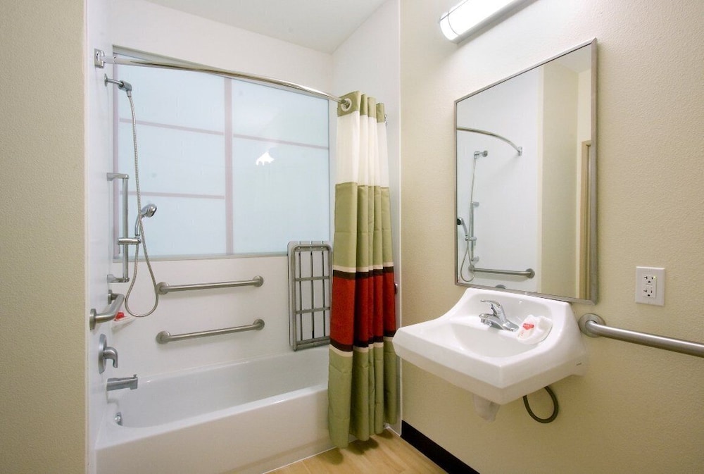 Red Roof Inn & Suites Beaumont 8/18