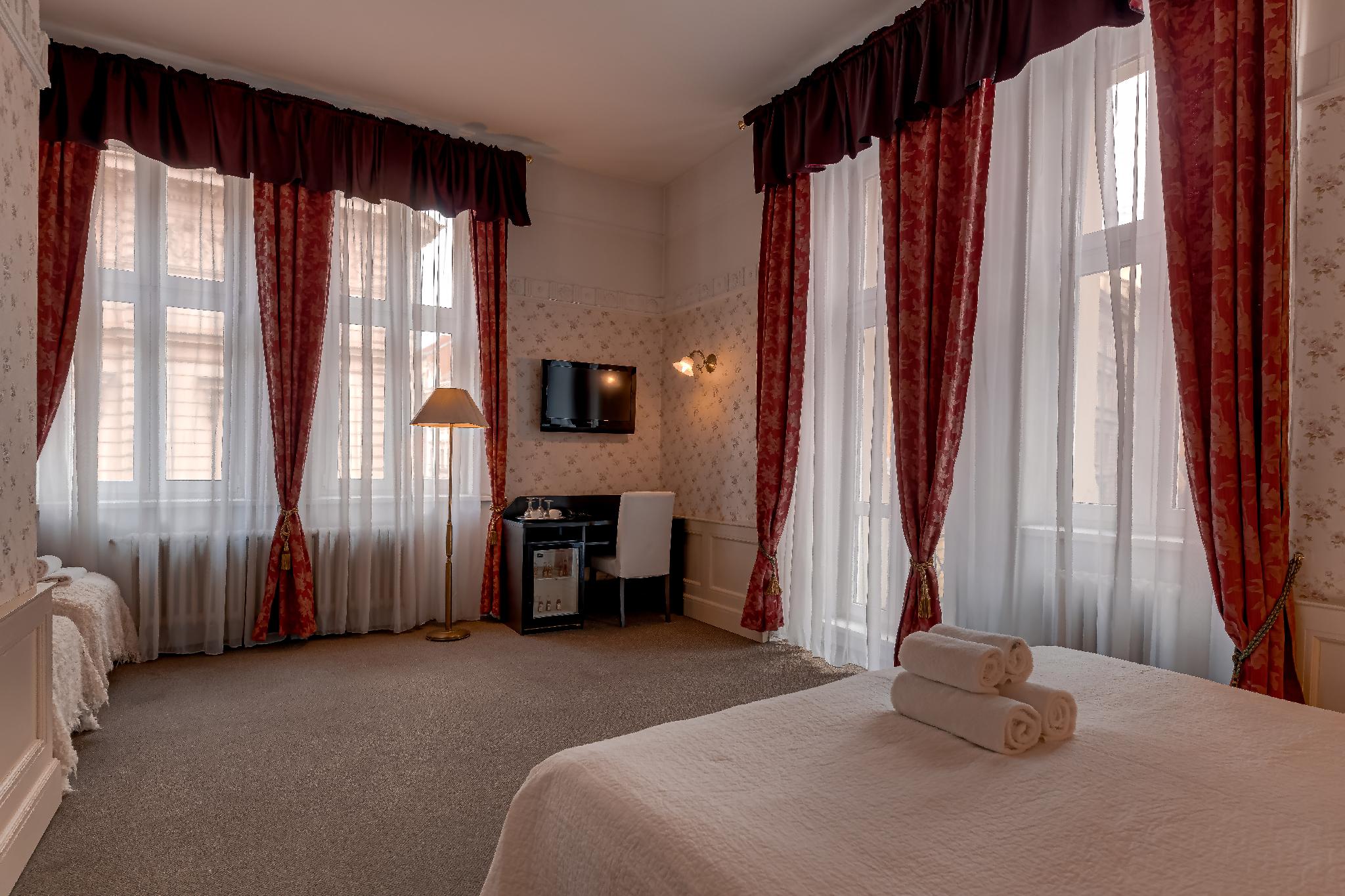 Family, 2 Double and Twin Beds