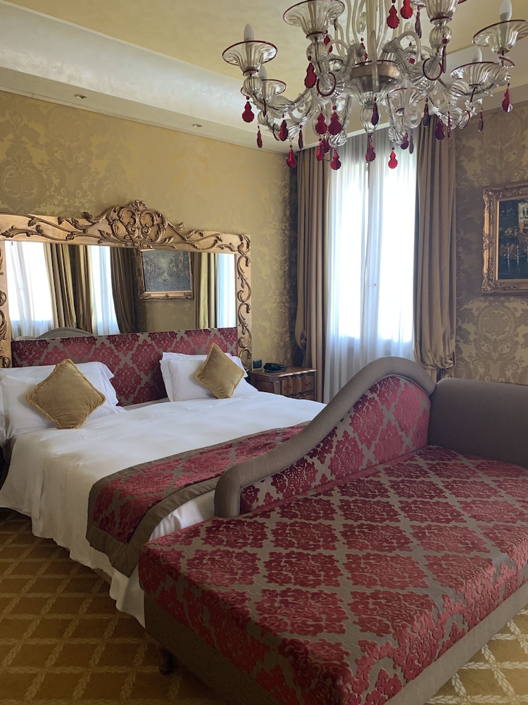 Pesaro Palace 9/60