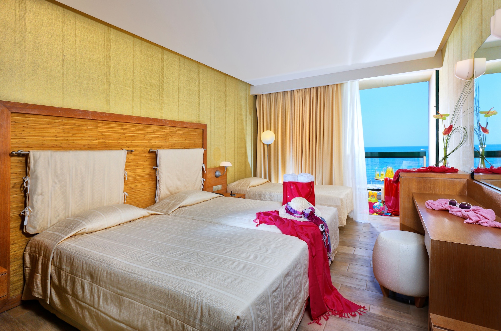 غرفة بسريرين منفصلين بإطلالة على البحر، Sirens Beach Hotel 4/10