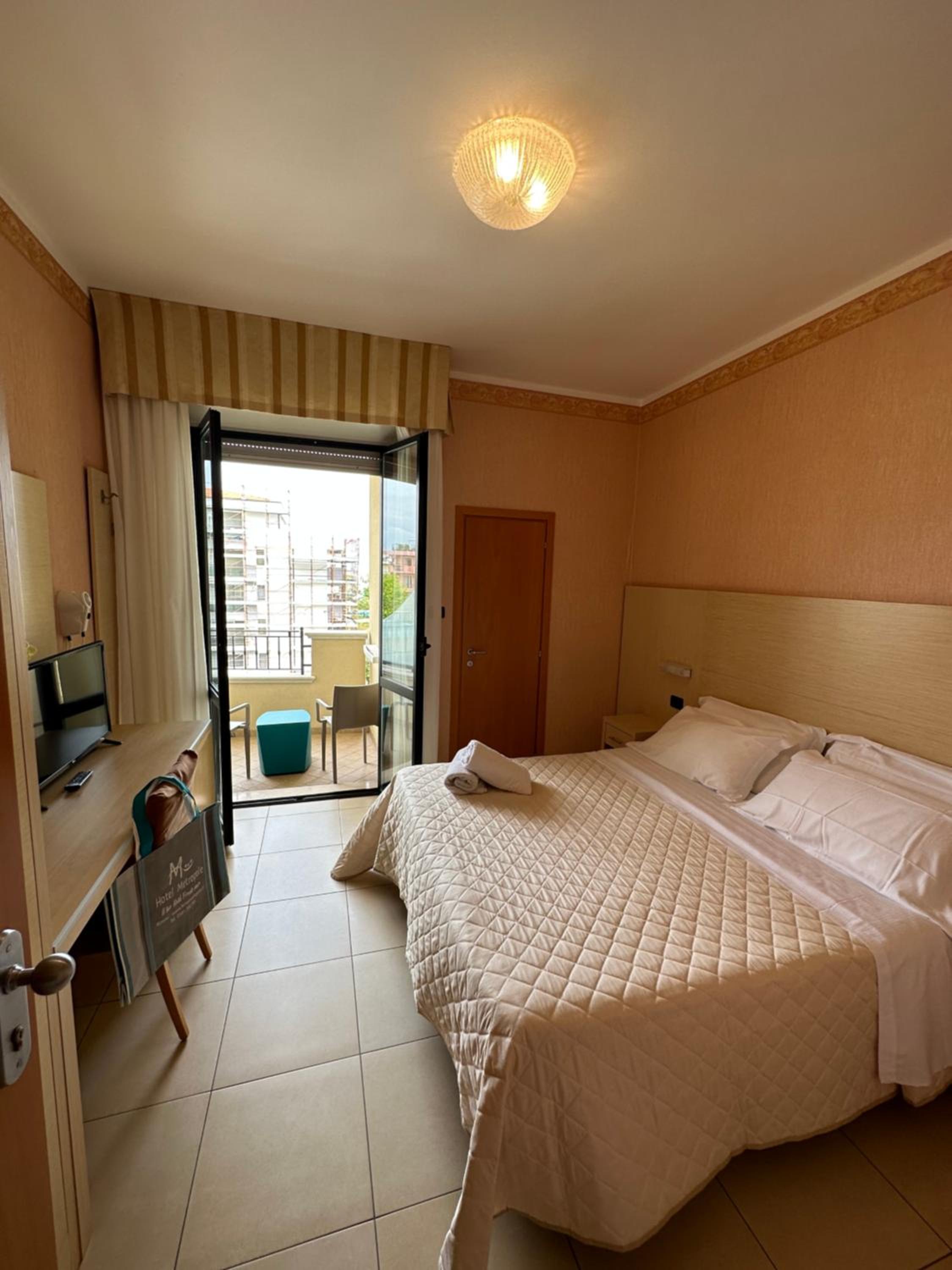 Standard, Double or Twin Bed, Lateral Side Sea View