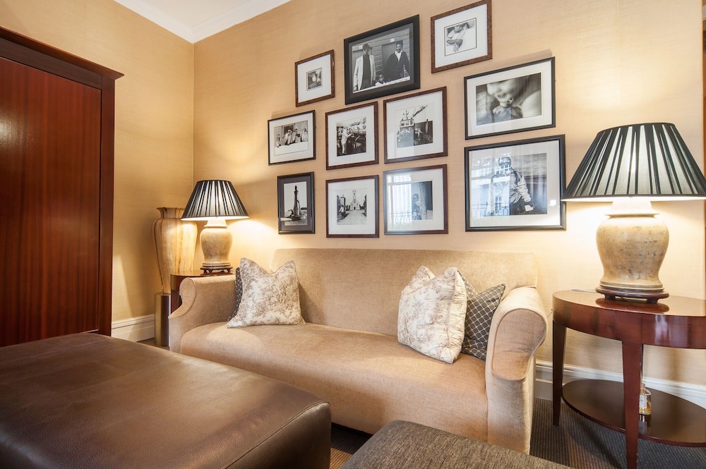 Quarters Hotel 25/32