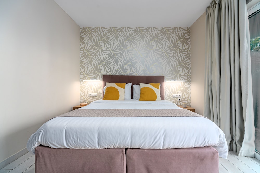 Signature, Suite, Futon Bed, 1 Queen and 1 Single Bed, Partial Sea View