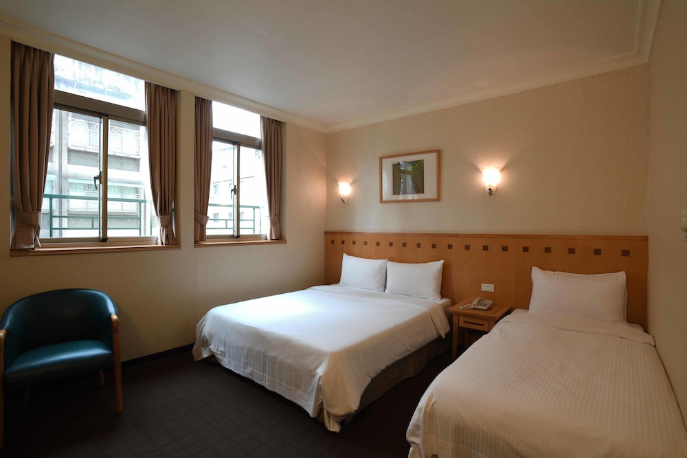 East Dragon Hotel 53/74