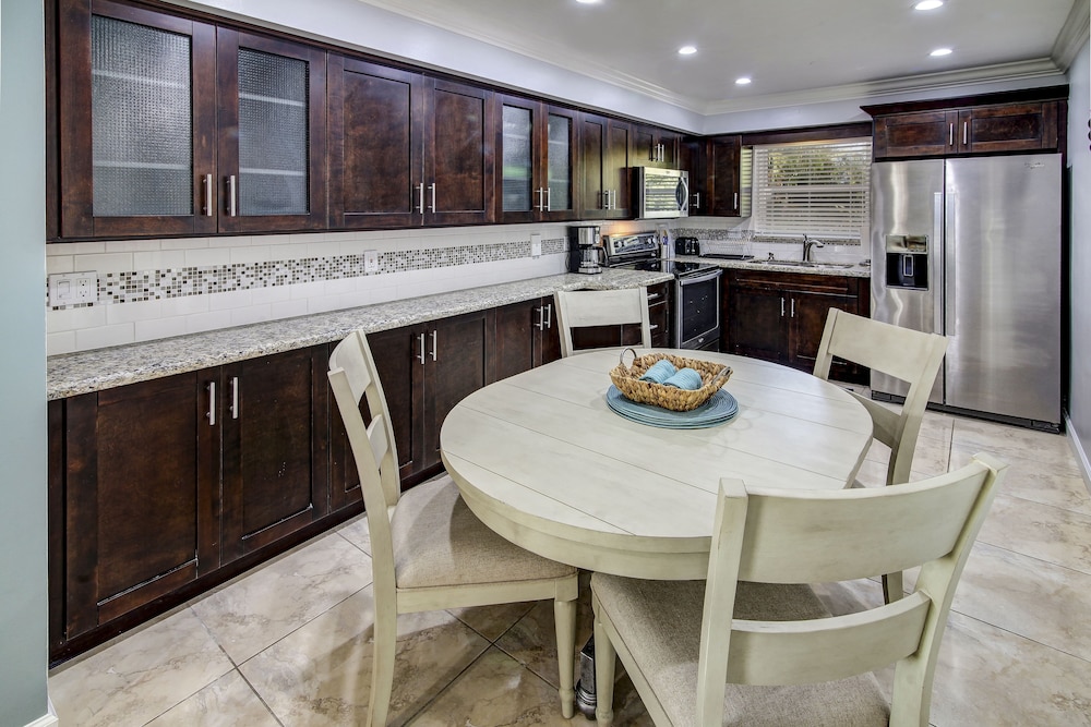 May Dee Suites 45/67