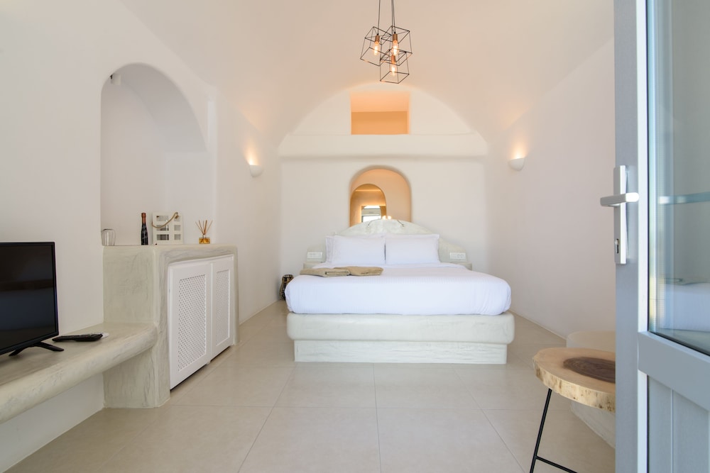 Deluxe, Suite, King Bed, Caldera View, Hot Tub